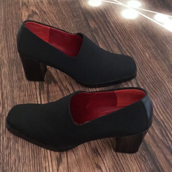 Donald J Pliner Black Woven Pumps. - Picture 4 of 10